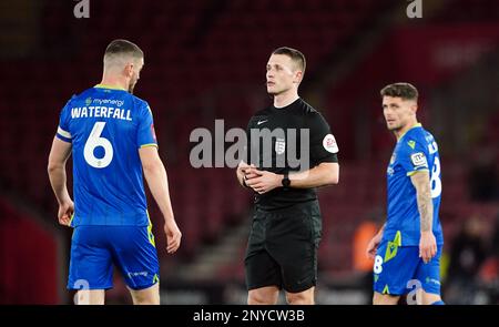 L'arbitro Thomas Bramall durante l'Emirates fa Cup alla quinta partita a St. Mary's Stadium, Southampton. Data immagine: Mercoledì 1 marzo 2023. Foto Stock