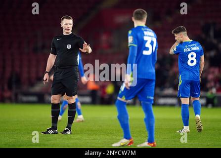 L'arbitro Thomas Bramall durante l'Emirates fa Cup alla quinta partita a St. Mary's Stadium, Southampton. Data immagine: Mercoledì 1 marzo 2023. Foto Stock