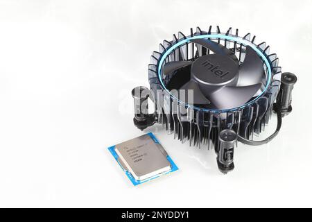 Primo piano CPU ad alte prestazioni con il nuovo dissipatore di calore attivo in alluminio e rame isolato su sfondo bianco. Foto Stock