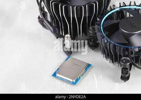 Primo piano CPU ad alte prestazioni con il nuovo dissipatore di calore attivo in alluminio e rame isolato su sfondo bianco. Foto Stock
