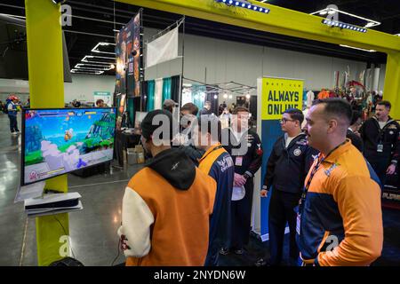 I membri del team degli eSport della Marina, Goats & Glory, partecipano al FAN EXPO Portland. Goats & Glory è dedicato a raggiungere e coinvolgere i membri della comunità di gioco, mostrando la vita e le opportunità disponibili nella Marina militare. Foto Stock