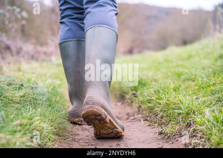 Gambe e piedi con gli stivali da pioggia donna di estensione del paese a  piedi Foto stock - Alamy