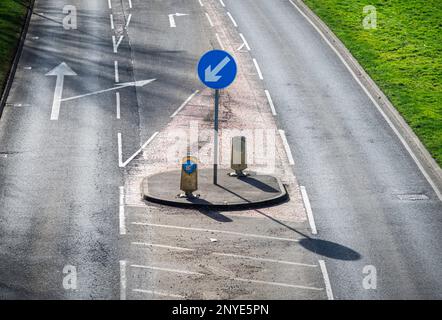 Strada a corsia singola e tasca di svolta a destra nel sistema di guida a sinistra del Regno Unito Foto Stock