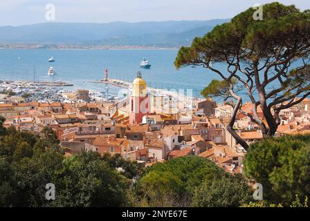 Vista di Saint-Tropez e del mare dalla cittadella Foto Stock