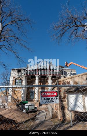 Il tribunale della contea di Mason è in costruzione dopo che un incendio ha distrutto la maggior parte dell'edificio storico originale. Il cartello indica Danger Hard Hat area. Mason, Texas, USA Foto Stock