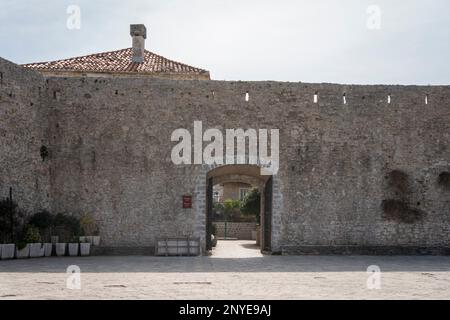 Mura fortificate in pietra della città vecchia di Budva, Montenegro Foto Stock