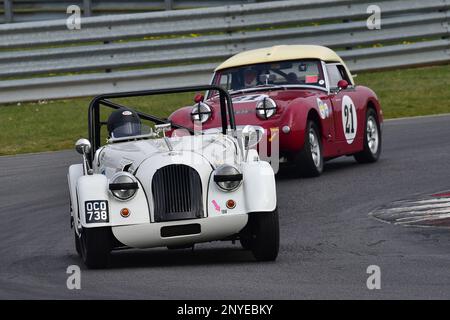 Alan House, Morgan Plus 4, Peter Chappell, Austin Healey Sprite Mk1, HSCC Historic Road Sports Championship, venti minuti di corse con produzione Foto Stock