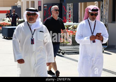 Sakhir, Bahrein. 02nd Mar, 2023. (Da L a R): Il Principe Corona Shaikh Salman bin Isa Hamad al Khalifa (BRN) con Sheikh Salman bin Isa al-Khalifa (BRN), Amministratore Delegato del Bahrain International Circuit. 02.03.2023. Campionato del mondo di Formula 1, Rd 1, Gran Premio del Bahrain, Sakhir, Bahrain, Giorno di preparazione. Il credito fotografico dovrebbe essere: XPB/immagini dell'Associazione Stampa. Credit: XPB Images Ltd/Alamy Live News Foto Stock