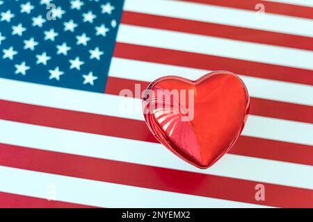Amore per l'America. Cuore sullo sfondo della bandiera degli Stati Uniti. Patriottismo e amore. Il cuore del paese. Foto Stock