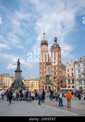 Vista di Rynek Glowny, la piazza principale del mercato con edifici storici, monumenti, sala dei tessuti, basilica e negozi a Cracovia, Polonia. Foto Stock