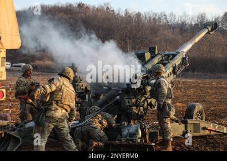 Una squadra di artiglieria assegnata a 2nd battaglione, 17th reggimento di artiglieria, 2nd squadra di combattimento Stryker Brigade, 2nd divisione fanteria preparano a sparare un Howitzer M777 poco dopo aver sparato un giro durante un esercizio di addestramento all'artiglieria il 12 gennaio 2023 in Corea del Sud durante la forza rotazionale 12 della Corea. Foto Stock