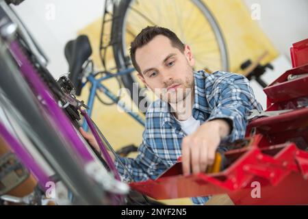 cassetta attrezzi e pezzi di ricambio per la riparazione di biciclette Foto Stock