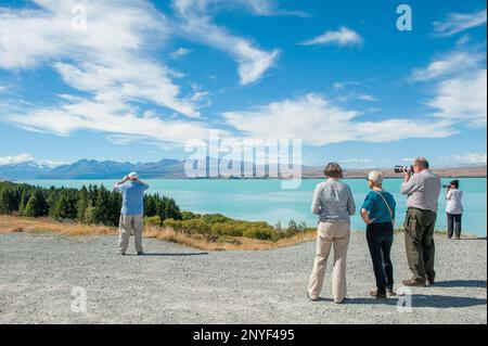 I turisti al Lago Pukaki ammirano il Monte Cook sull'Isola Sud, Nuova Zelanda Foto Stock