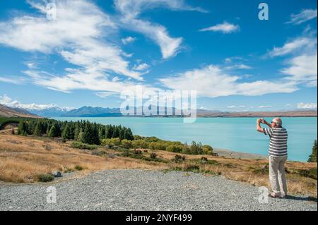 I turisti al Lago Pukaki ammirano il Monte Cook sull'Isola Sud, Nuova Zelanda Foto Stock