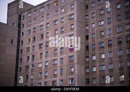 24.02.2023, Berlino, Germania, Europa - provocazione con una bandiera russa mostrata in una finestra di un raduno di protesta contro la guerra della Russia in Ucraina. Foto Stock