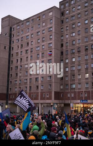 24.02.2023, Berlino, Germania, Europa - protesta contro la guerra della Russia in Ucraina con diverse migliaia di ucraini e attivisti partecipanti. Foto Stock