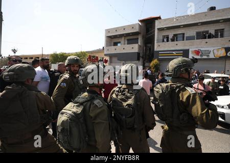 (230302) -- NABLUS, 2 marzo 2023 (Xinhua) -- i soldati israeliani sono visti su una strada nella città di Hawara, a sud della città settentrionale della Cisgiordania di Nablus, il 1 marzo 2023. Mercoledì un alto funzionario palestinese ha condannato gli appelli di un ministro israeliano a 'cancellare' la città di Hawara, a sud della città di Nablus, nella parte settentrionale della Cisgiordania, che due giorni fa è stata sottoposta ad un assalto da parte dei coloni israeliani. L'appello del ministro delle Finanze israeliano Bezalel Smotrich a cancellare la città dall'esistenza è "terrorismo razzista", ha affermato Hussein al-Sheikh, segretario generale del comitato esecutivo di Palestina Liberat Foto Stock