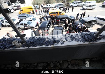 (230302) -- NABLUS, 2 marzo 2023 (Xinhua) -- le persone si riuniscono di fronte ad una casa danneggiata dai coloni israeliani nella città di Hawara, a sud della città settentrionale della Cisgiordania di Nablus, il 1 marzo 2023. Mercoledì un alto funzionario palestinese ha condannato gli appelli di un ministro israeliano a 'cancellare' la città di Hawara, a sud della città di Nablus, nella parte settentrionale della Cisgiordania, che due giorni fa è stata sottoposta ad un assalto da parte dei coloni israeliani. L'appello del ministro delle Finanze israeliano Bezalel Smotrich di cancellare la città dall'esistenza è "terrorismo razzista", ha affermato Hussein al-Sheikh, segretario generale dell'esecutivo commit Foto Stock