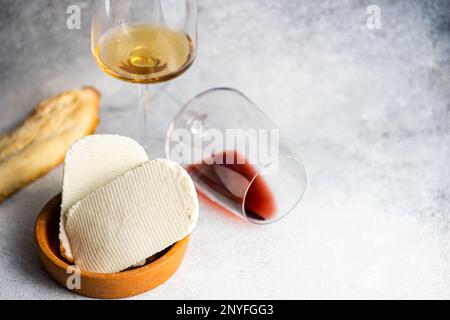 Vino georgiano bianco e rosso nei bicchieri su fondo in cemento Foto Stock