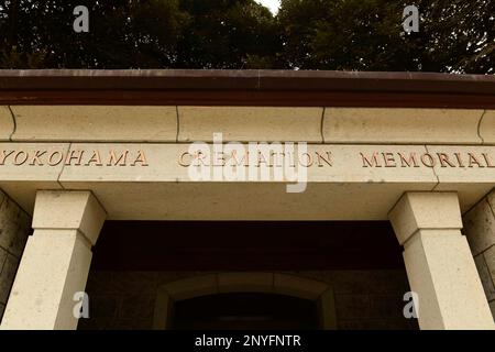 YOKOHAMA, Giappone (14 febbraio 2023) l'ingresso ad un memoriale dell'urna durante una cerimonia per il programma di amicizia giapponese/POW(s), 14 febbraio, al cimitero di guerra del Commonwealth di Yokohama. Il cimitero include una grande urna contenente le ceneri di 335 marinai, soldati e Airmen dagli Stati Uniti, dal Commonwealth britannico e dal Regno dei Paesi Bassi che sono morti come POW in Giappone. La cerimonia è sponsorizzata dal Ministero degli Affari Esteri e Comandante, Navy Region Japan, che porta in Giappone famiglie di prigionieri di guerra statunitensi per un tour di riconciliazione della durata di una settimana. Foto Stock