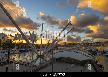 GENOVA, ITALIA, 5 DICEMBRE 2022 - veduta del Porto Antico di Genova al tramonto con cielo coperto di nuvole, Italia Foto Stock