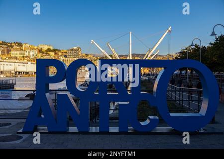 GENOVA, 5 DICEMBRE 2022 - Vista del Porto Antico di Genova Foto Stock