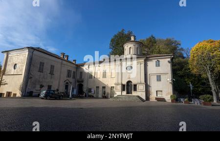 SERRALUNGA DI Crea, ITALIA, 10 NOVEMBRE 2022 - Vista della Cappella della Natività di Maria sul Monte Sacro di Crea, provincia di Alessandria Foto Stock