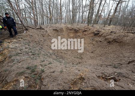 Potsdam, Germania. 02nd Mar, 2023. L'esperto di demolizione Mike Schwitzke si trova di fronte a un cratere di bombe creato dalla detonazione mirata di una bomba. Una bomba da 250 kili della seconda guerra mondiale è stata detonata questa mattina nella foresta di Potsdam vicino al lago Templin. Credit: Michael Bahlo/dpa/Alamy Live News Foto Stock