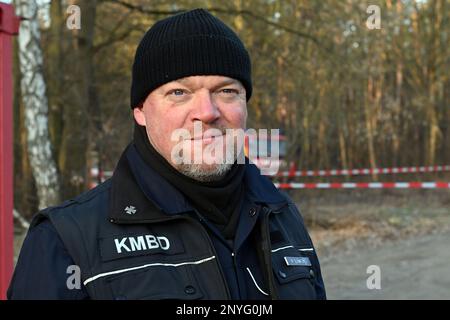 Potsdam, Germania. 02nd Mar, 2023. Mike Schwitzke, esperto di demolizioni. Una bomba da 250 kili della seconda guerra mondiale è stata detonata questa mattina nella foresta di Potsdam vicino al lago Templin. Credit: Michael Bahlo/dpa/Alamy Live News Foto Stock