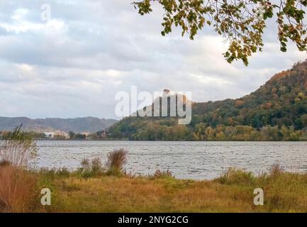 East Lake Winona con Sugar Loaf Bluff che raggiunge quasi 85 metri nel cielo; in una serata autunnale a Winona, Minnesota USA. Foto Stock