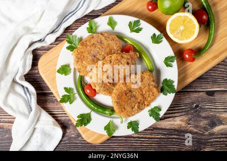 Polpette fritte. Prelibatezze della cucina ottomana. Polpette di carne macinata, cipolla, riso, uova, olio, pepe nero e sale. Nome locale kadinbudu kofte Foto Stock