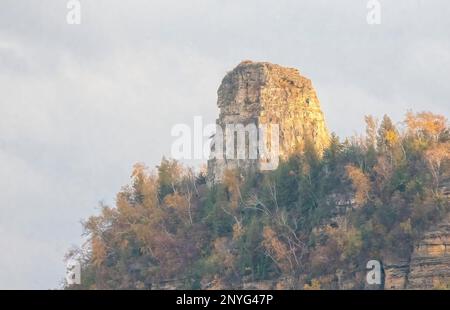 Sugar Loaf Bluff raggiunge quasi 85 metri nel cielo in una serata autunnale a Winona, Minnesota USA. Foto Stock