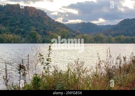 East Lake Winona e le alte scogliere circostanti; in una serata autunnale a Winona, Minnesota USA. Foto Stock