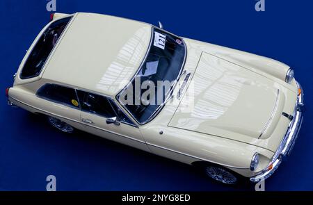 Veduta aerea di una 1968, MGC GT, parte della London Classic Car Auction 2023 ad Olympia, Londra Foto Stock