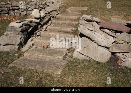 Le rovine appena riconoscibili di vecchie scale di pietra nel paese. Foto Stock