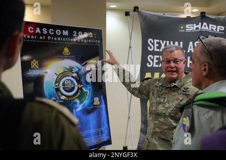 Gen. Mark T. Simerly, Stati Uniti Army Combined Arms Support Command General discute del CASCOM 2023 e dell'anno della logistica predittiva con Brig. Gen. Brig. Ronen Cohen, capo della logistica dell'esercito israeliano. Foto Stock