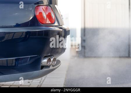 fumo dallo scarico di un'auto con motore a benzina Foto Stock