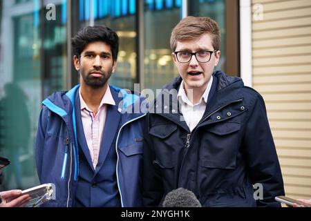 I co-presidenti del comitato dei medici in formazione della BMA, Vivek Trivedi (a sinistra) e Rob Laurenson, parlano ai media al di fuori del Dipartimento della Salute e dell'assistenza sociale di Londra, dopo un incontro con il Segretario della Salute Steve Barclay, dopo aver votato in modo schiacciante a favore di un'azione industriale. Data immagine: Giovedì 2 marzo 2023. Foto Stock