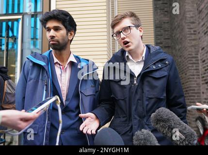 I co-presidenti del comitato dei medici in formazione della BMA, Vivek Trivedi (a sinistra) e Rob Laurenson, parlano ai media al di fuori del Dipartimento della Salute e dell'assistenza sociale di Londra, dopo un incontro con il Segretario della Salute Steve Barclay, dopo aver votato in modo schiacciante a favore di un'azione industriale. Data immagine: Giovedì 2 marzo 2023. Foto Stock