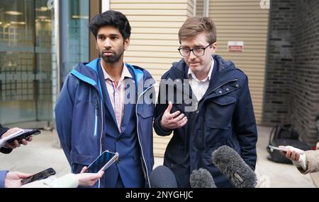 I co-presidenti del comitato dei medici in formazione della BMA, Vivek Trivedi (a sinistra) e Rob Laurenson, parlano ai media al di fuori del Dipartimento della Salute e dell'assistenza sociale di Londra, dopo un incontro con il Segretario della Salute Steve Barclay, dopo aver votato in modo schiacciante a favore di un'azione industriale. Data immagine: Giovedì 2 marzo 2023. Foto Stock