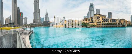 Vista del Burj Khalifa dal ponte del parco Burj nel centro di Dubai, Emirati Arabi Uniti Foto Stock