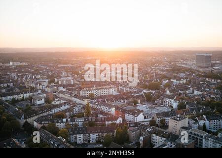 Uno scatto orizzontale di un tramonto su una grande città. È estate e il sole splende a Colonia. Foto Stock