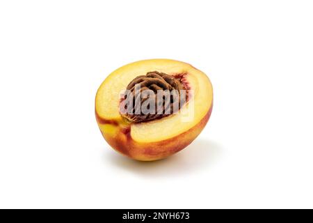 Pesca tagliata a metà isolata su bianco con percorso di ritaglio incluso Foto Stock