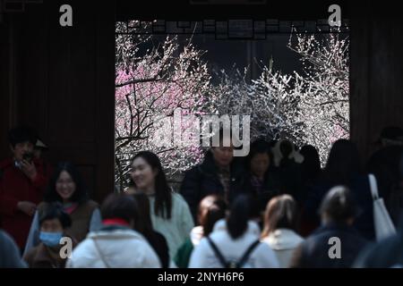 (230302) -- HANGZHOU, 2 marzo 2023 (Xinhua) -- le persone visitano l'area panoramica della montagna di Chaoshan nel distretto di Linping di Hangzhou, provincia di Zhejiang nella Cina orientale, 2 marzo 2023. (Xinhua/Huang Zongzhi) Foto Stock