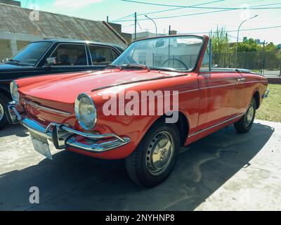 Lanus, Argentina - 24 settembre 2022: Vecchia Fiat 1960s rossa 800 Spider Vignale costruita in Argentina. Giorno di sole. Spettacolo di auto classica AAA 2022. Foto Stock