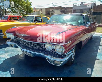 Lanus, Argentina - 24 settembre 2022: Vecchio lusso rosso 1960 Cadillac coupé Deville in un parco. Giorno di sole. Spettacolo di auto classica AAA 2022. Foto Stock