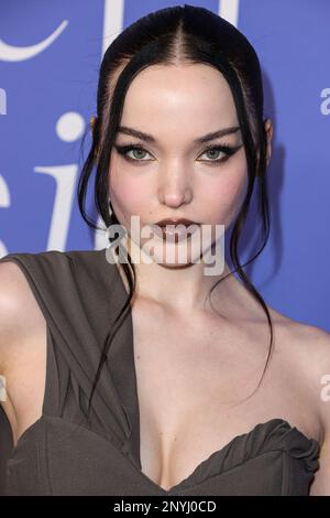 INGLEWOOD, LOS ANGELES, CALIFORNIA, USA - 01 MARZO: Dove Cameron indossa un abito Jacquemus, scarpe Giuseppe Zanotti e Tyler Ellis CLUTCH arriva alle 2023 Billboard Women in Music tenutesi presso lo YouTube Theater il 1 marzo 2023 a Inglewood, Los Angeles, California, Stati Uniti. (Foto di Xavier Collin/Image Press Agency) Foto Stock