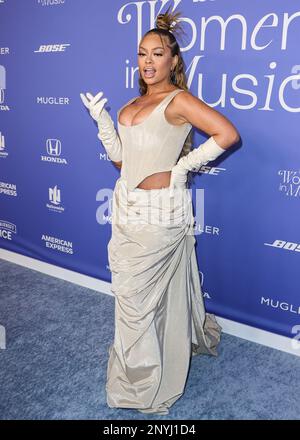 INGLEWOOD, LOS ANGELES, CALIFORNIA, USA - 01 MARZO: Latte arriva alle 2023 Billboard Women in Music tenutesi presso lo YouTube Theater il 1 marzo 2023 a Inglewood, Los Angeles, California, Stati Uniti. (Foto di Xavier Collin/Image Press Agency) Foto Stock