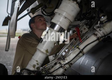 Airman 1st Class Jared Norton, 480th capo equipaggio di squadra di Expeditionary Fighter Squadron, effettua ispezioni post-volo di un F-16cm Fighting Falcon assegnato alla 52nd Fighter Wing, base aerea di Spangdahlem, Germania, dopo essere arrivato alla base aerea di Kadena, Giappone, 16 gennaio 2023. Il Fighting Falcon è rinomato per il suo sistema "fly-by-wire" e per il suo design estremamente flessibile, che consente di eccellere in tutto il mondo in un'ampia gamma di ruoli aria-aria e aria-terra. Foto Stock