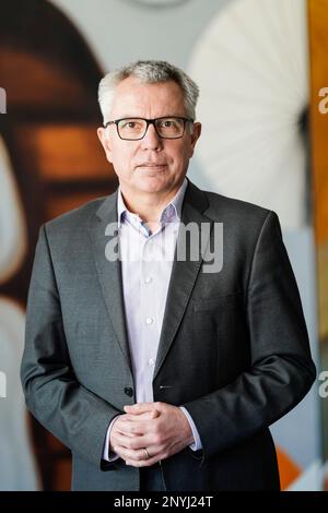 Walldorf, Germania. 28th Feb, 2023. Stefan Dallinger, Amministratore Distrettuale del Distretto Reno-Neckar, si trova nell'Ufficio Distrettuale. Per proteggere le larche crestate, che sono minacciate di estinzione, gli "arresti domiciliari” per i gatti in alcune parti di Walldorf (distretto Reno-Neckar) saranno nuovamente applicabili da aprile. Credit: Uwe Anspach/dpa/Alamy Live News Foto Stock